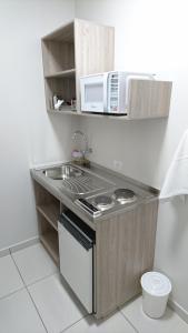 Kuchyň nebo kuchyňský kout v ubytování Hotel Premium Flat Ourinhos