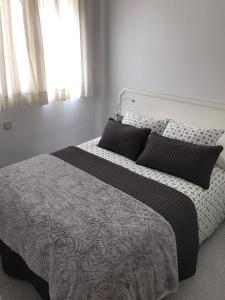 سرير أو أسرّة في غرفة في Venegas Home
