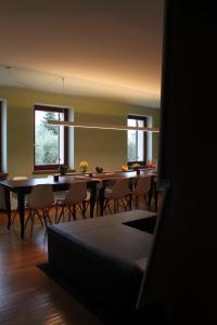 Un comedor con mesa y sillas en La Grande Casa Valpolicella, en SantʼAmbrogio di Valpolicella