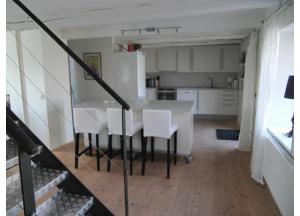 eine Küche und ein Esszimmer mit einem Tisch und Stühlen in der Unterkunft Bräcke Gård in Höganäs
