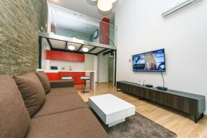 - un salon avec un canapé et une télévision dans l'établissement VIP Apartment at Horodetskoho 4, à Kiev