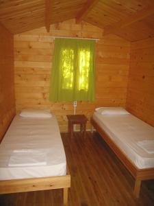 Postel nebo postele na pokoji v ubytování Surfing Beach Huts