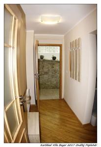 korytarz z drzwiami prowadzącymi do łazienki w obiekcie Apartmán Vila Bayer w Karlowych Warach