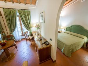 a bedroom with a bed and a table and chairs at Hotel Panama in Florence