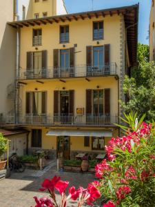 apartamentowiec z balkonami i czerwonymi kwiatami w obiekcie Hotel Panama we Florencji