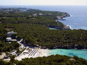 una vista aérea de la playa y del océano en Hotel Playa Mondrago, en Portopetro