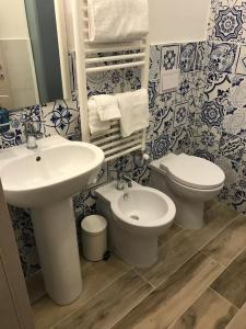 アグローポリにあるB&B Quasi in centroのバスルーム(洗面台、トイレ付)