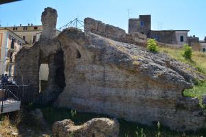 un viejo puente de piedra frente a algunos edificios en B&B La Casita en Chieti