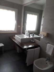 A bathroom at Accademia Hotel