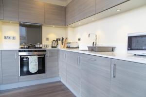 A kitchen or kitchenette at Modern Penthouse, 2 mins walk from Cambridge Station, lift access, secured gated on-site parking, self check-in, SUPER Fast WIFI, Terrace & Sleeps 6