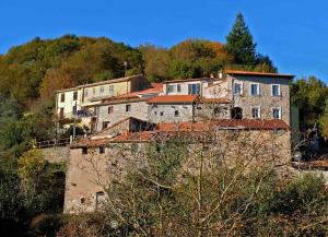 stary budynek na szczycie wzgórza w obiekcie Castè Style near Cinque Terre w mieście Riccò del Golfo di Spezia
