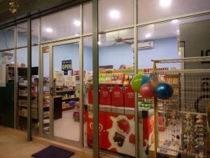 una tienda con puertas de cristal y globos en una tienda en Nas Villaria Langkawi en Pantai Cenang