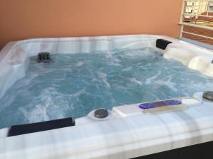 jacuzzi z dwoma pilotami w obiekcie Affittacamere a due passi dal mare w mieście Marina di Cecina