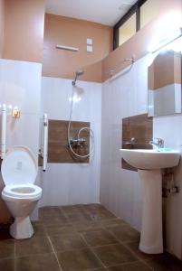 een badkamer met een toilet en een wastafel bij Kigali Village Suites in Kigali