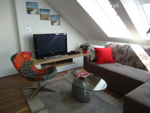 Apartment Spectre في زغرب: غرفة معيشة مع أريكة وتلفزيون