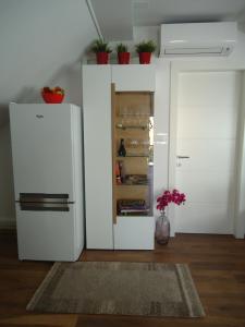 Una cocina con un refrigerador blanco en una habitación. en Apartment Spectre, en Zagreb