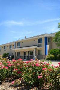 a building with pink flowers in front of it at Heritage Inn Express in Marysville