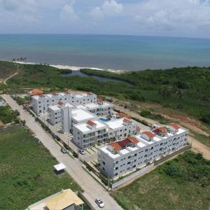an aerial view of a building near the ocean at Apartamento em Jacumã PB in Jacumã