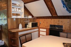 Кухня или мини-кухня в Orca Lodge
