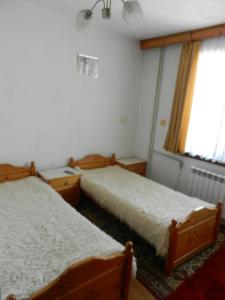 Duas camas num quarto com uma janela em Damianka Guest House em Bansko