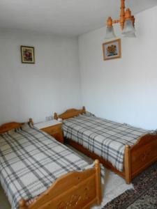 Duas camas sentadas uma ao lado da outra num quarto em Damianka Guest House em Bansko