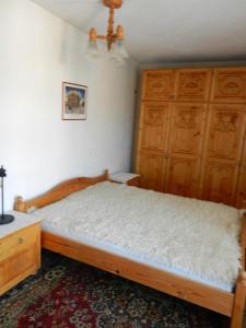 En eller flere senge i et værelse på Damianka Guest House