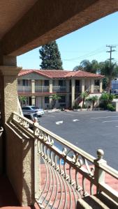 uma varanda com vista para um parque de estacionamento em Santa Ana Travel Inn em Santa Ana