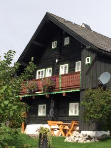 ラムサウ・アム・ダッハシュタインにあるKnollhäuslのバルコニー付きの大きな黒い家
