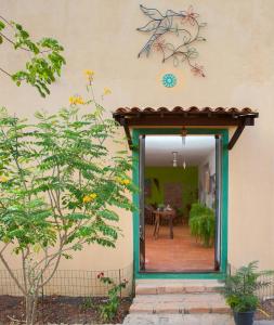 una puerta que da a un patio con una mesa en Beija- flor de Lençóis, en Lençóis