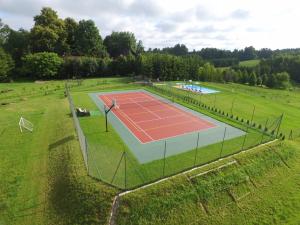 Tenis a/nebo squash v ubytování Zagroda Cztery Wiatry nebo okolí