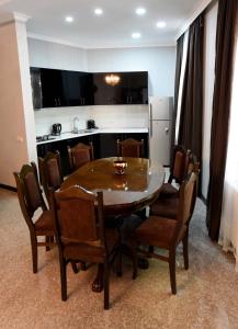 uma mesa de jantar com cadeiras e uma cozinha em New House in Old Tbilisi em Tbilisi