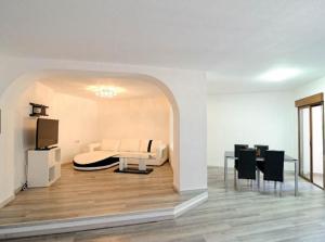 ポルト・サプラヤにあるApartment in Little Veniceのベッド、テーブル、椅子が備わる客室です。