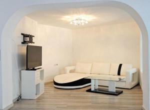 ポルト・サプラヤにあるApartment in Little Veniceのベッドルーム(ベッド1台、テレビ、ソファ付)