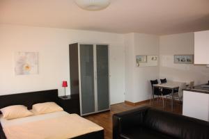 una camera con letto e una cucina con tavolo di Swiss Star Residences - Self Check-In a Zurigo