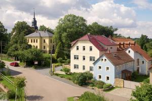 ariaal uitzicht op een dorp met huizen bij Hotel garni Sonnenhof in Reichenberg