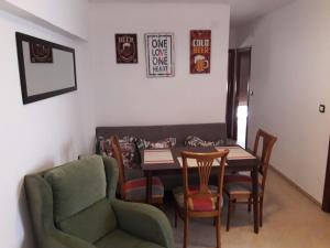 uma sala de jantar com mesa e cadeiras em Apartamento Avenida Parque em Córdoba