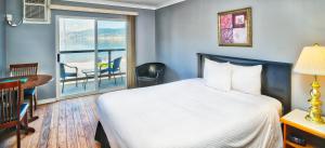 Postel nebo postele na pokoji v ubytování Tiki Shores Inn & Suites + 37 fotografií