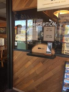 okno wystawowe restauracji z drewnianą podłogą w obiekcie Spring Villa Hotel w mieście Harrison Hot Springs