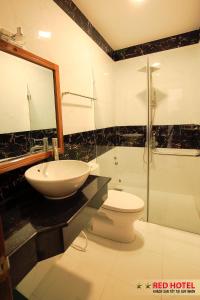 Bilik mandi di Red Hotel