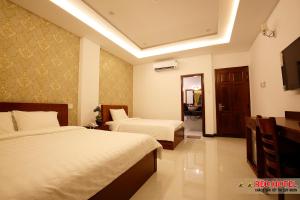 Giường trong phòng chung tại Red Hotel