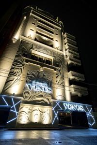 ein Gebäude mit einem Schild an der Seite in der Unterkunft Hotel Venus Neo in Nagoya