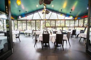 
A restaurant or other place to eat at Oakdene Vineyards Guesthouse
