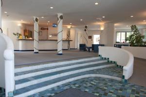a lobby with a staircase with a tiled floor at Seminarhotel Göttlesbrunn in Göttlesbrunn