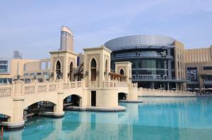 um edifício com uma piscina de água na frente em Ibis World Trade Centre no Dubai
