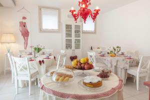 a dining room with a table with fruit on it at Artemide Relais in Montebelluna