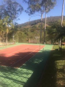 a tennis court with a net on top of it at Recanto Alegre - Hospedagem e Camping in Monte Alegre do Sul
