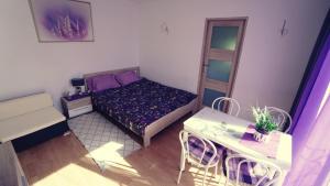 a small room with a bed and a table at Apartamenty na pięterku in Mielno