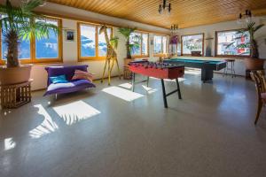 um quarto com uma mesa de pingue-pongue e mesas de bilhar em Gästehaus Alpina in Fanas em Fanas