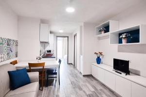 a kitchen and living room with a couch and a table at Case Vacanze da Birba in Ravello