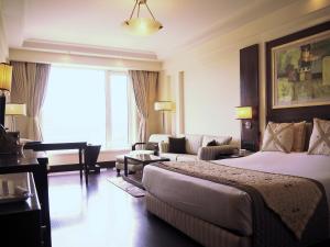 古爾岡的住宿－Dia Park Premier，酒店客房设有床和客厅。